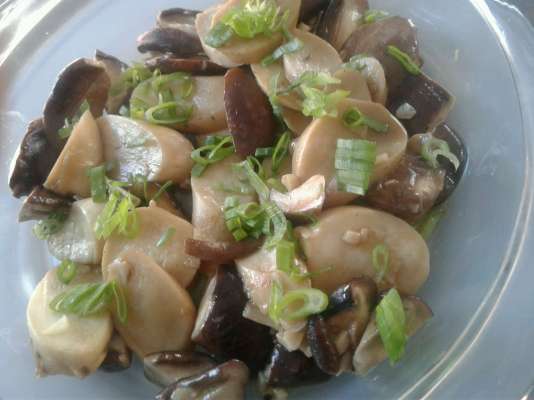 Sauté de champignons avec ail 素炒雙菇 su chǎo shuāng gū
